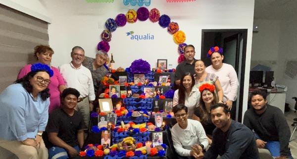 Grupo de compañeros poniendo una ofrenda conmemorativa a Tláloc