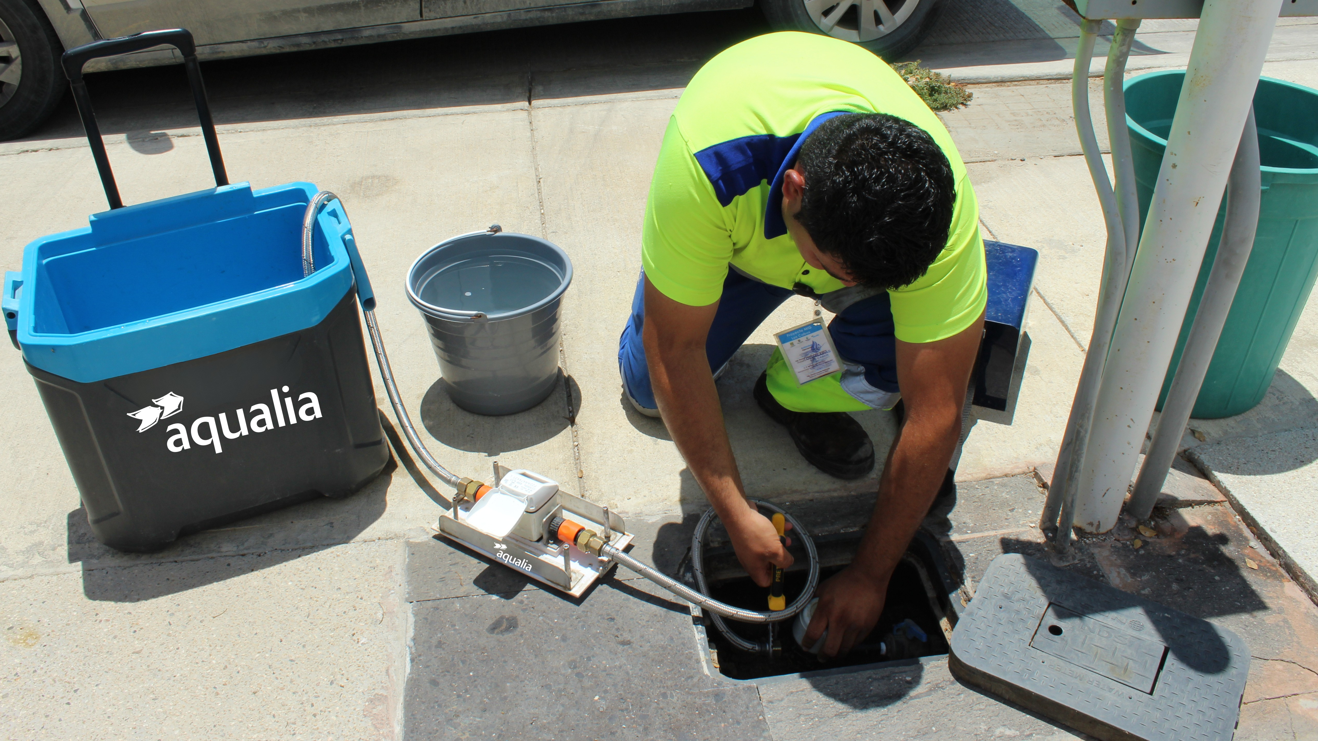 Lecturista de Aqualia México en Los Cabos, toma lectura y realiza pruebas de verificación del funcionamiento de medidores de agua potable, Proyecto MIG