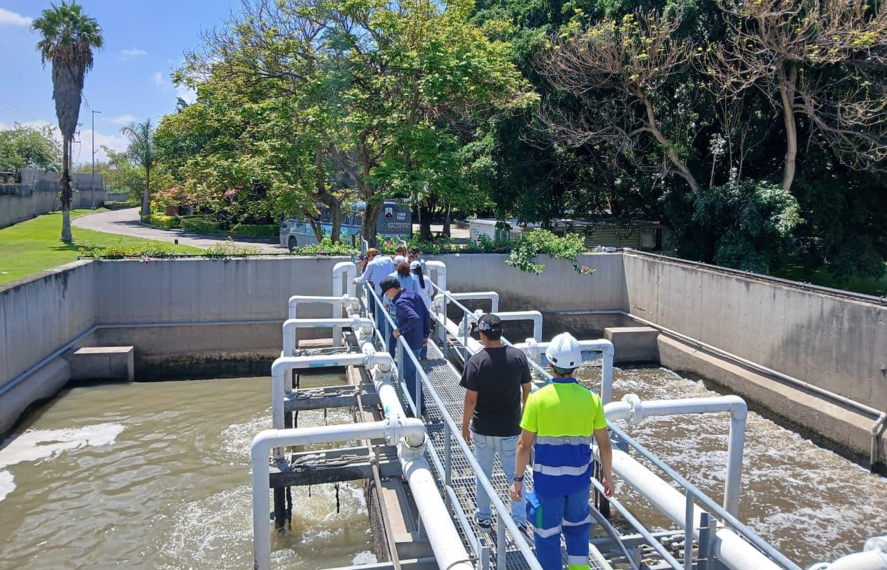 Estudiantes de la Universidad Autónoma del Estado de Morelos y de la Universidad del Valle de Cuernavaca realizaron visitas académicas y prácticas profesionales en la Planta de Tratamiento de Agua Residual (PTAR) Cuernavaca de Aqualia México.