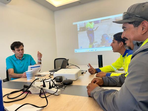 equipo de trabajo de Aqualia Los Cabos en capacitación de seguridad salud y bienestar