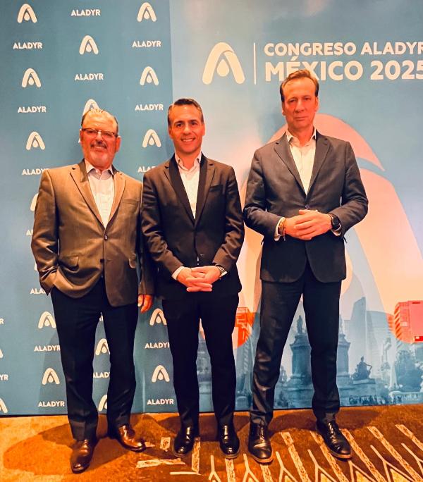 vocero de aqualia México exponiendo sobre la EDAM Guaymas Empalme en Sonora y el Proyecto MIG en Los Cabos dentro del congreso de ALADYR